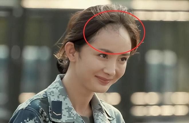 Dương Mịch có trán quá rộng, đường chân tóc lại cao. Dương Mịch có trán quá rộng, đường chân tóc lại cao.