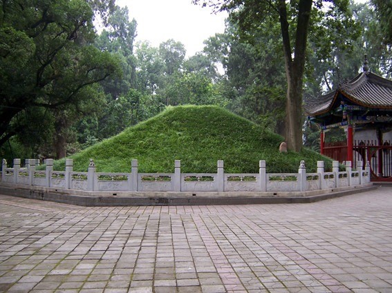Ngày nay, tại vùng Thiểm Tây, Trung Quốc có nhiều mộ Khổng Minh nhưng không thể xác định đâu mới là mộ thật của Vũ Hầu. Ảnh minh họa: Internet Ngày nay, tại vùng Thiểm Tây, Trung Quốc có nhiều mộ Khổng Minh nhưng không thể xác định đâu mới là mộ thật của Vũ Hầu. Ảnh minh họa: Internet