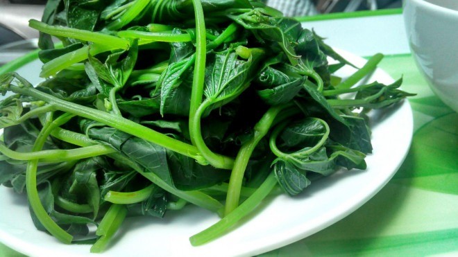 Rau khoai lang vừa chứa canxi, lại thêm vitamin K giúp hấp thụ canxi tốt. Ảnh minh họa: Internet Rau khoai lang vừa chứa canxi, lại thêm vitamin K giúp hấp thụ canxi tốt. Ảnh minh họa: Internet