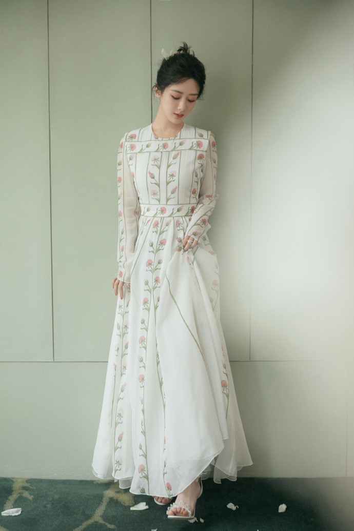 Vẻ đẹp mong manh như sương mai của Dương Tử trong loạt ảnh mới. Vẻ đẹp mong manh như sương mai của Dương Tử trong loạt ảnh mới.