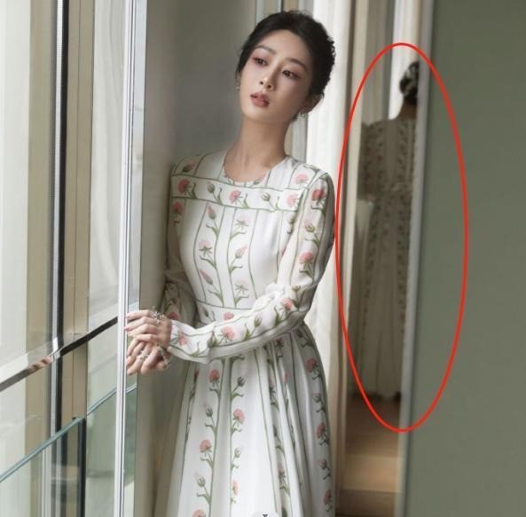 Loạt ảnh được chỉnh sửa kỳ công nhưng đã bị bóng lưng trong gương của cô vạch trần sự thật. Loạt ảnh được chỉnh sửa kỳ công nhưng đã bị bóng lưng trong gương của cô vạch trần sự thật.