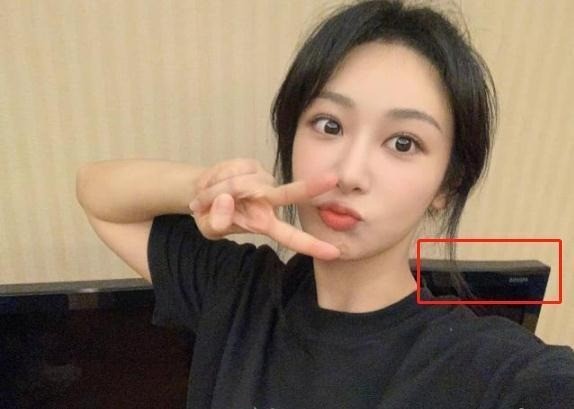 Dương Tử chỉnh ảnh lố, cong cả ghế. Dương Tử chỉnh ảnh lố, cong cả ghế.