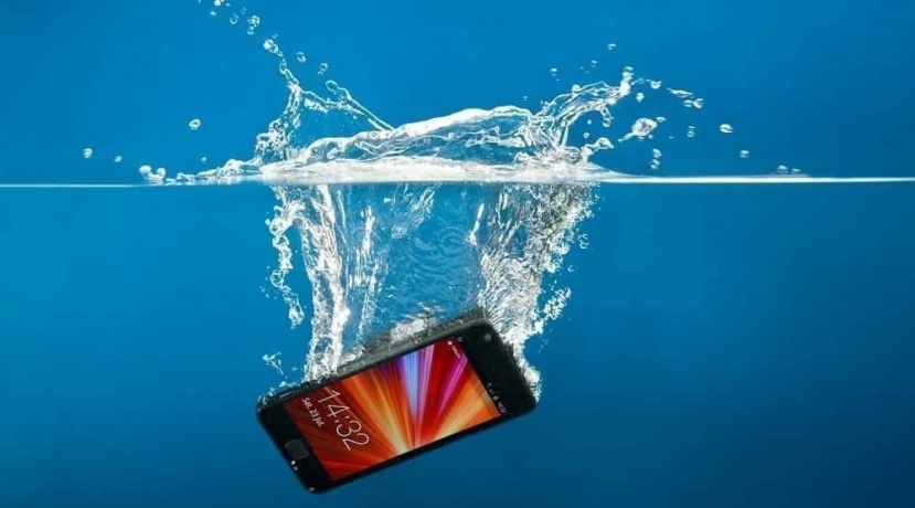 iPhone có một tính năng đặc biệt, giúp đẩy nước ra khỏi loa nếu chẳng may máy rơi xuống nước. Ảnh minh họa: Internet iPhone có một tính năng đặc biệt, giúp đẩy nước ra khỏi loa nếu chẳng may máy rơi xuống nước. Ảnh minh họa: Internet