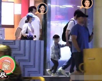 Trang phục của Triệu Lệ Dĩnh và Phùng Thiệu Phong khiến nhiều người hiểu lầm họ là một gia đình. Trang phục của Triệu Lệ Dĩnh và Phùng Thiệu Phong khiến nhiều người hiểu lầm họ là một gia đình.