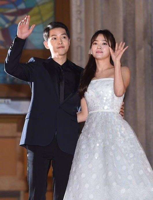 Song Joong Ki và Song Hye Kyo từng được ngưỡng mộ là cặp đôi trai tài gái sắc của Kbiz. Song Joong Ki và Song Hye Kyo từng được ngưỡng mộ là cặp đôi trai tài gái sắc của Kbiz.