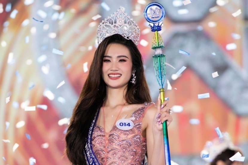 Huỳnh Trần Ý Nhi đăng quang Hoa hậu Thế giới Việt Nam 2023 ở tuổi 21. Chỉ trong một thời gian ngắn ngủi sau khi giành vương miện, cô liên tục vướng ồn ào 'vạ miệng'. Ảnh: Internet
