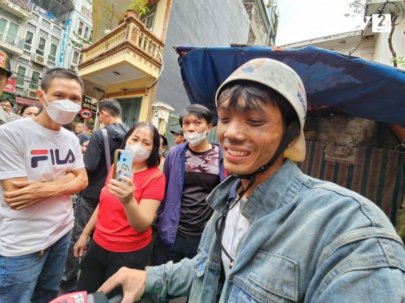 Anh được người dân và CDM ca ngợi là 'người hùng' sau hành động nghĩa hiệp của mình. Ảnh: VOV Anh được người dân và CDM ca ngợi là 'người hùng' sau hành động nghĩa hiệp của mình. Ảnh: VOV