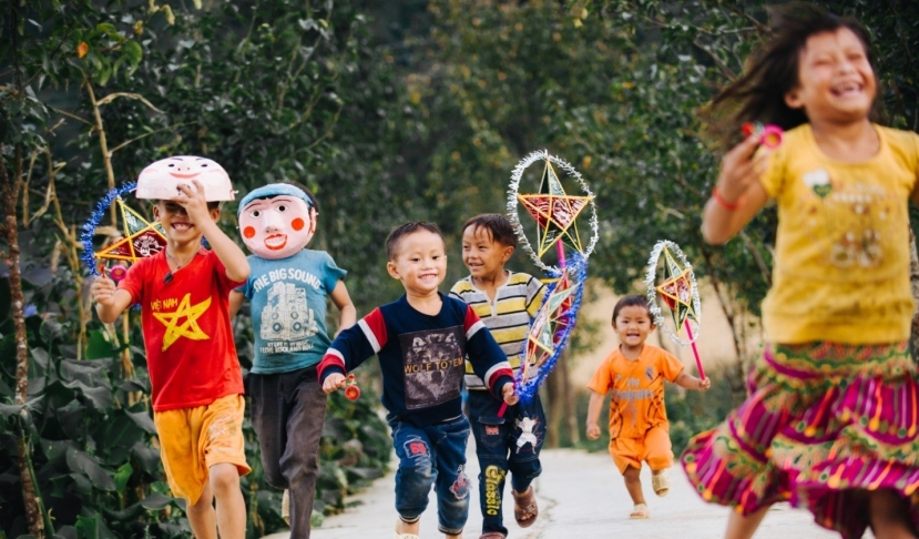 Tại Việt Nam, tết Trung thu còn là Tết Thiếu nhi. Các em nhỏ được mua nhiều món quà, chơi rước đèn, trông trăng, phá cỗ. Ảnh minh họa: Internet Tại Việt Nam, tết Trung thu còn là Tết Thiếu nhi. Các em nhỏ được mua nhiều món quà, chơi rước đèn, trông trăng, phá cỗ. Ảnh minh họa: Internet