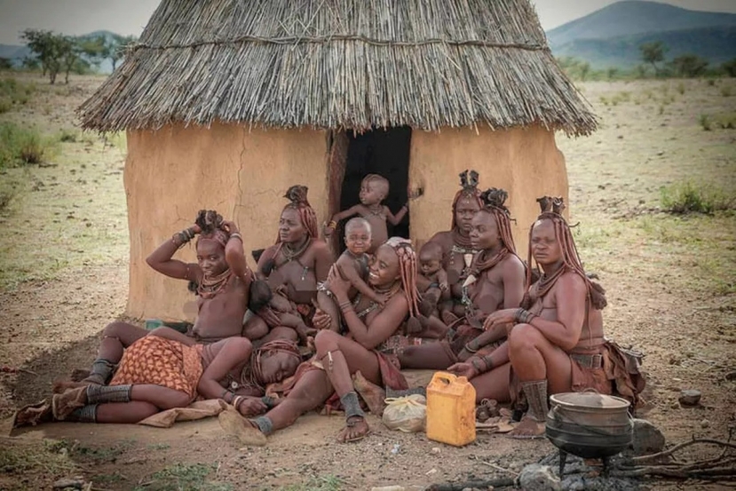 Chính vì có phong tục lạ lùng này mà 70% đang ông Himba nuôi ít nhất 1 đứa trẻ là con người khác. Ảnh: Mirror