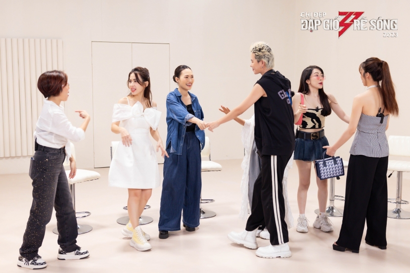 Chị Đẹp Đạp Gió Rẽ Sóng công 5: Thanh Ngọc mang lửa lên sân khấu, Quỳnh Nga mạo hiểm đu vòng - Ảnh 1 Chị Đẹp Đạp Gió Rẽ Sóng công 5: Thanh Ngọc mang lửa lên sân khấu, Quỳnh Nga mạo hiểm đu vòng - Ảnh 1