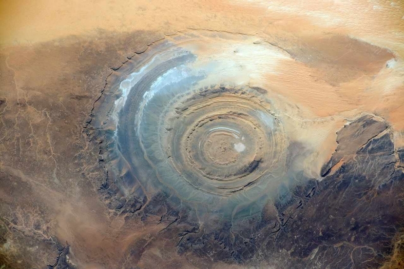 Con mắt Sahara sở hữu kích thước khổng lồ có thể quan sát được từ không gian. Ảnh: Getty Con mắt Sahara sở hữu kích thước khổng lồ có thể quan sát được từ không gian. Ảnh: Getty