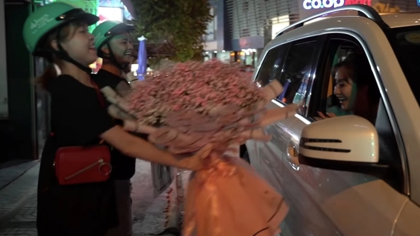 Cô được tặng rất nhiều hoa và quà Cô được tặng rất nhiều hoa và quà