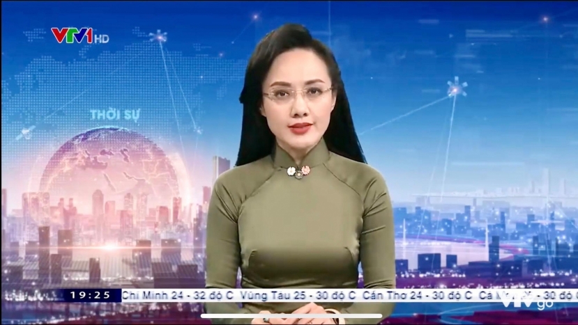 Hình ảnh quen thuộc của BTV Hoài Anh trong bản tin Thời sự 19h. Ảnh: Internet Hình ảnh quen thuộc của BTV Hoài Anh trong bản tin Thời sự 19h. Ảnh: Internet