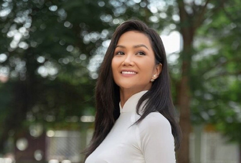Cô liên tục dính vào nhiều ồn ào không đáng có dù tích cực tham gia các hoạt động xã hội. Ảnh: Internet Cô liên tục dính vào nhiều ồn ào không đáng có dù tích cực tham gia các hoạt động xã hội. Ảnh: Internet