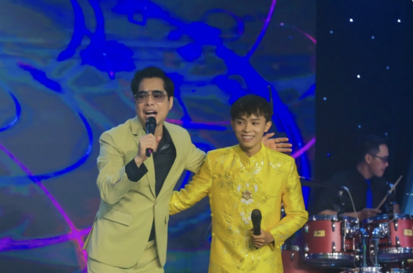 Hồ Văn Cường và danh ca Ngọc Sơn song ca trên sân khấu. Ảnh: Internet Hồ Văn Cường và danh ca Ngọc Sơn song ca trên sân khấu. Ảnh: Internet