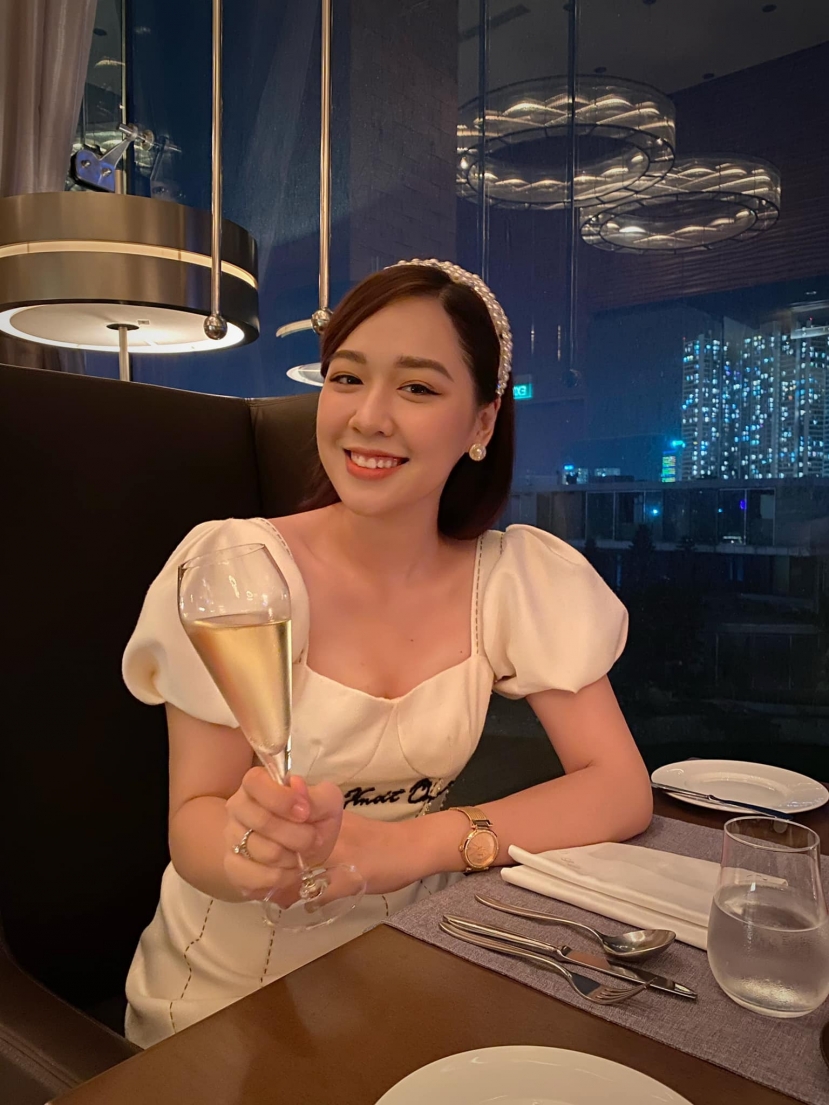 Vén màn cuộc hôn nhân viên mãn của cựu MC VTV Hà My và 'ông chú' triệu phú công nghệ - Ảnh 1 Vén màn cuộc hôn nhân viên mãn của cựu MC VTV Hà My và 'ông chú' triệu phú công nghệ - Ảnh 1