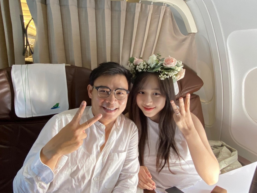 Màn cầu hôn Hà My của triệu phú công nghệ Hùng Đinh trên máy bay từng khiến CĐM phát 'sốt'. Ảnh: Facebook Màn cầu hôn Hà My của triệu phú công nghệ Hùng Đinh trên máy bay từng khiến CĐM phát 'sốt'. Ảnh: Facebook