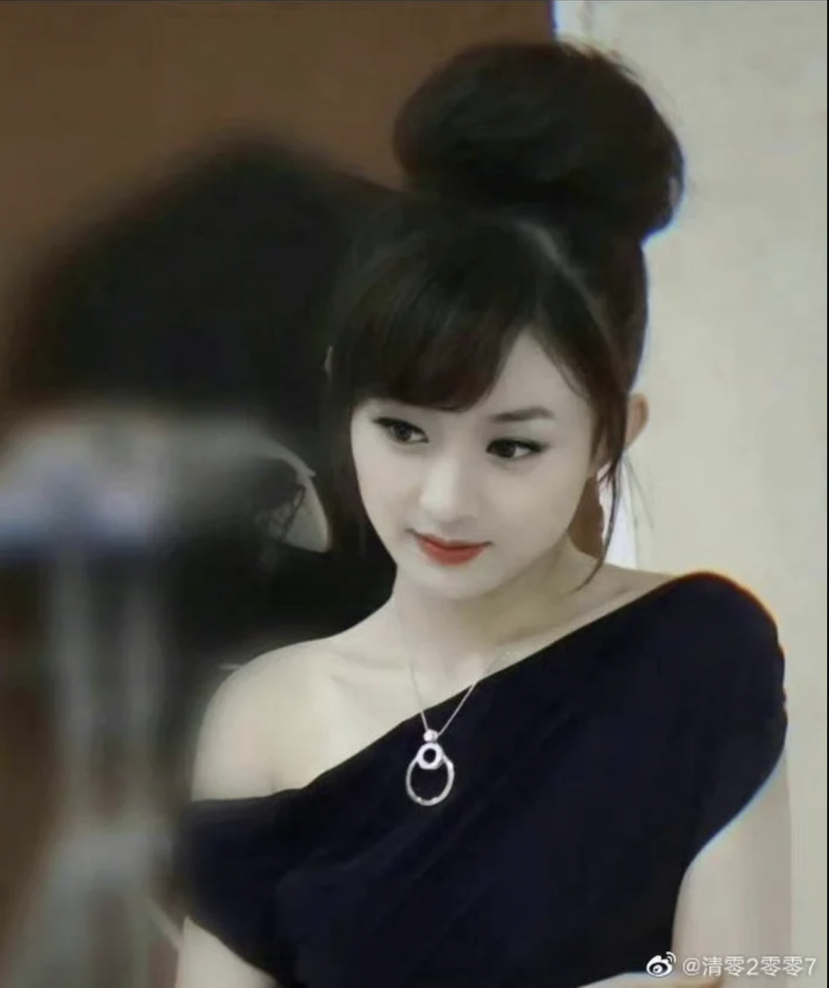 Bức ảnh khi còn trẻ thời mới vào nghề của Triệu Lệ Dĩnh đang khiến dân tình tranh cãi. Ảnh: Sina Bức ảnh khi còn trẻ thời mới vào nghề của Triệu Lệ Dĩnh đang khiến dân tình tranh cãi. Ảnh: Sina