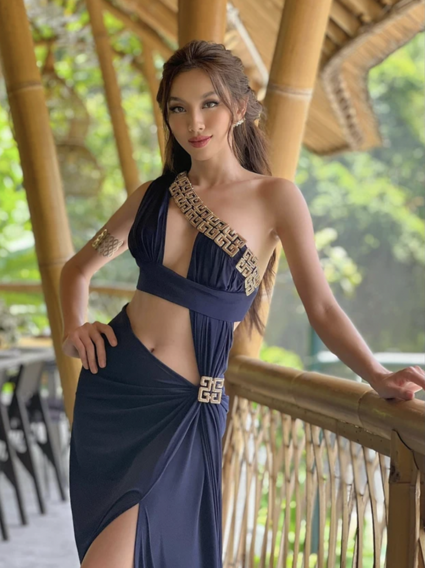 Thuỳ Tiên lên đồ táo bạo khoe vòng eo cực phẩm tại Indonesia - Ảnh 1 Thuỳ Tiên lên đồ táo bạo khoe vòng eo cực phẩm tại Indonesia - Ảnh 1