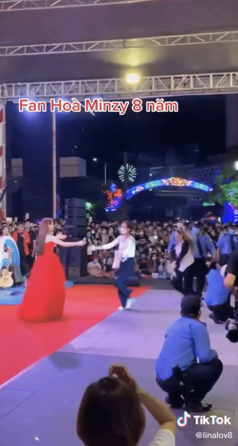 Cảnh Hoà Minzy gặp được 'fan cứng' 8 năm trong một show diễn. Ảnh cắt từ clip Cảnh Hoà Minzy gặp được 'fan cứng' 8 năm trong một show diễn. Ảnh cắt từ clip