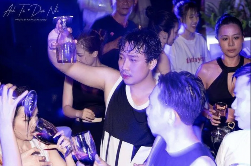 Loạt ảnh quẩy 'quên lối về' của Trấn Thành trong tiệc cưới của Diệu Nhi - Ảnh 2 Loạt ảnh quẩy 'quên lối về' của Trấn Thành trong tiệc cưới của Diệu Nhi - Ảnh 2