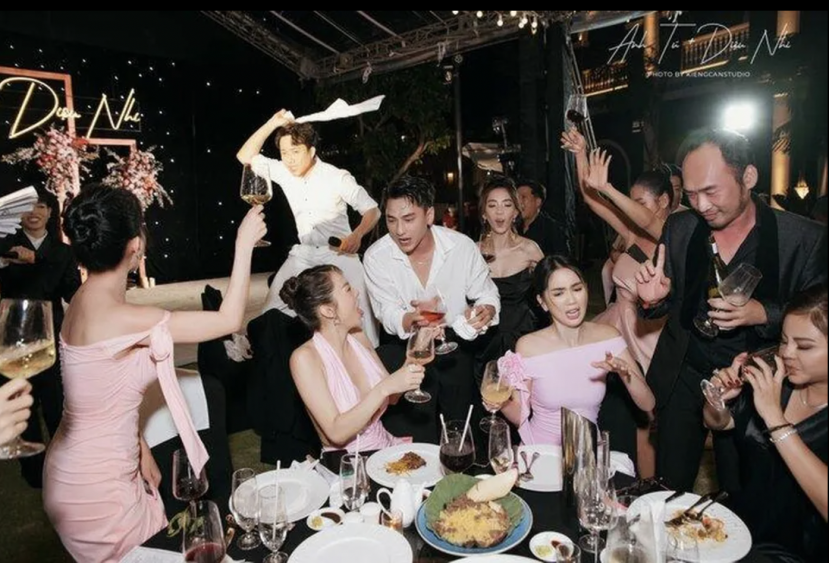 Sau đó là màn bắt đầu khởi động 'quẩy banh nóc' cùng các khách mời. Ảnh: Facebook Sau đó là màn bắt đầu khởi động 'quẩy banh nóc' cùng các khách mời. Ảnh: Facebook