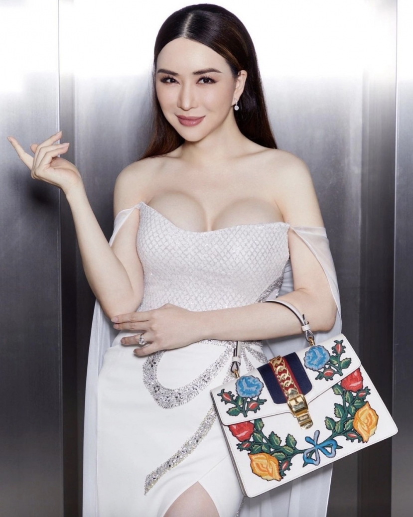 Việc bà Anne định trao vương miện cho Hoa hậu khiến dân tình không khỏi bức xúc. Ảnh: Internet Việc bà Anne định trao vương miện cho Hoa hậu khiến dân tình không khỏi bức xúc. Ảnh: Internet