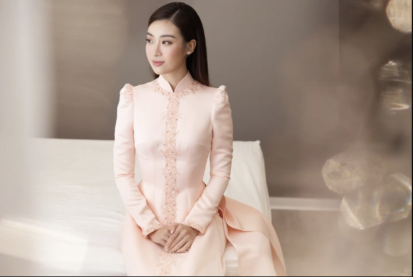 Không chỉ là hoa hậu, Đỗ Mỹ Linh hiện giờ còn được biết đến trong vai trò MC. Ảnh: Internet Không chỉ là hoa hậu, Đỗ Mỹ Linh hiện giờ còn được biết đến trong vai trò MC. Ảnh: Internet