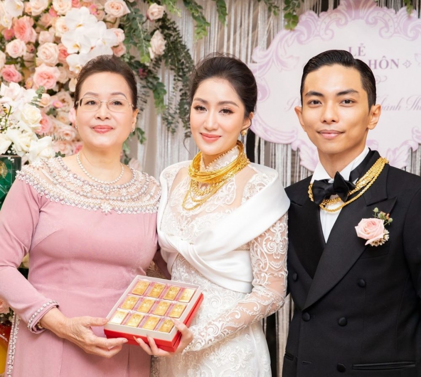 Khánh Thi khiến dân tình choáng ngợp với khối tài sản khủng: Sính lễ đầy hộp vàng, biệt thự đi mỏi chân - Ảnh 1 Khánh Thi khiến dân tình choáng ngợp với khối tài sản khủng: Sính lễ đầy hộp vàng, biệt thự đi mỏi chân - Ảnh 1