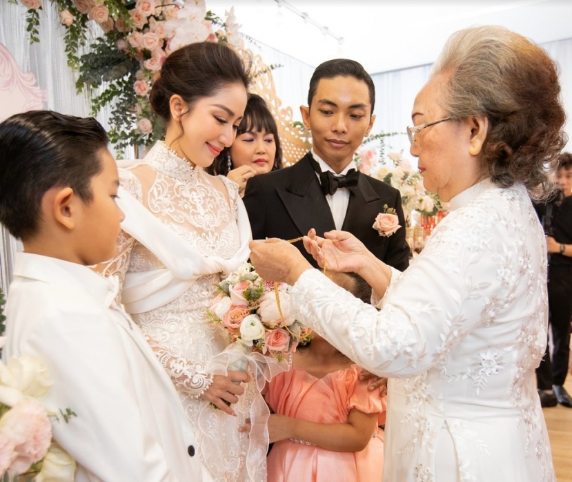Khánh Thi khiến dân tình choáng ngợp với khối tài sản khủng: Sính lễ đầy hộp vàng, biệt thự đi mỏi chân - Ảnh 2 Khánh Thi khiến dân tình choáng ngợp với khối tài sản khủng: Sính lễ đầy hộp vàng, biệt thự đi mỏi chân - Ảnh 2