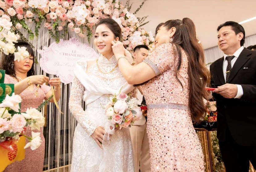 Khánh Thi nhận được nhiều quà hồi môn khủng trong lễ cưới. Ảnh: Facebook Khánh Thi nhận được nhiều quà hồi môn khủng trong lễ cưới. Ảnh: Facebook