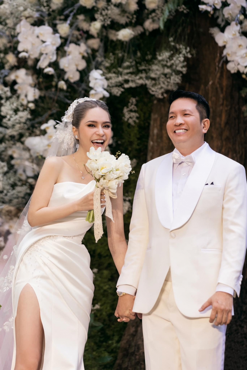 'Nữ đại gia quận 7' Đoàn Di Băng gây choáng ngợp với 'lễ kỷ niệm thiếc', khoe nhan sắc cực phẩm - Ảnh 1 'Nữ đại gia quận 7' Đoàn Di Băng gây choáng ngợp với 'lễ kỷ niệm thiếc', khoe nhan sắc cực phẩm - Ảnh 1
