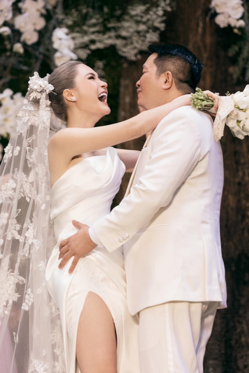 'Nữ đại gia quận 7' Đoàn Di Băng gây choáng ngợp với 'lễ kỷ niệm thiếc', khoe nhan sắc cực phẩm - Ảnh 2 'Nữ đại gia quận 7' Đoàn Di Băng gây choáng ngợp với 'lễ kỷ niệm thiếc', khoe nhan sắc cực phẩm - Ảnh 2