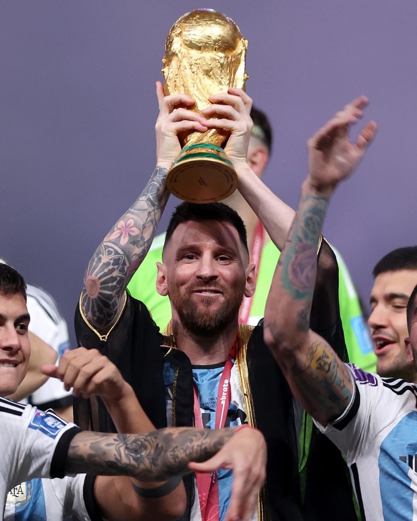 Áo choàng của Messi được thành viên quốc hội Oman hỏi mua với giá hàng triệu USD - Ảnh 1 Áo choàng của Messi được thành viên quốc hội Oman hỏi mua với giá hàng triệu USD - Ảnh 1