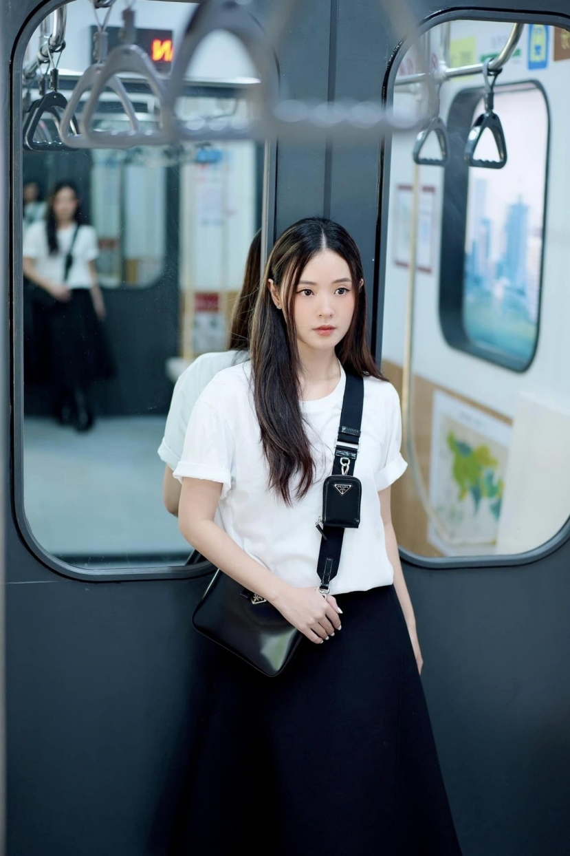 Midu khiến dân tình 'rớt hố u mê' khi xả loạt ảnh khoe nhan sắc trong veo, nói một câu khiến ai cũng gật gù - Ảnh 1 Midu khiến dân tình 'rớt hố u mê' khi xả loạt ảnh khoe nhan sắc trong veo, nói một câu khiến ai cũng gật gù - Ảnh 1