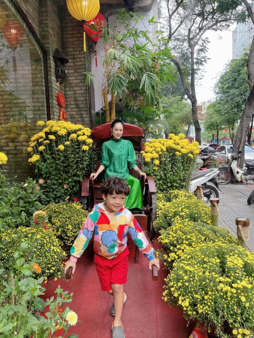 Dương Cẩm Lynh bỏ xuống mọi ồn ào, xuất hiện cực tình bên hai quý tử - Ảnh 2 Dương Cẩm Lynh bỏ xuống mọi ồn ào, xuất hiện cực tình bên hai quý tử - Ảnh 2