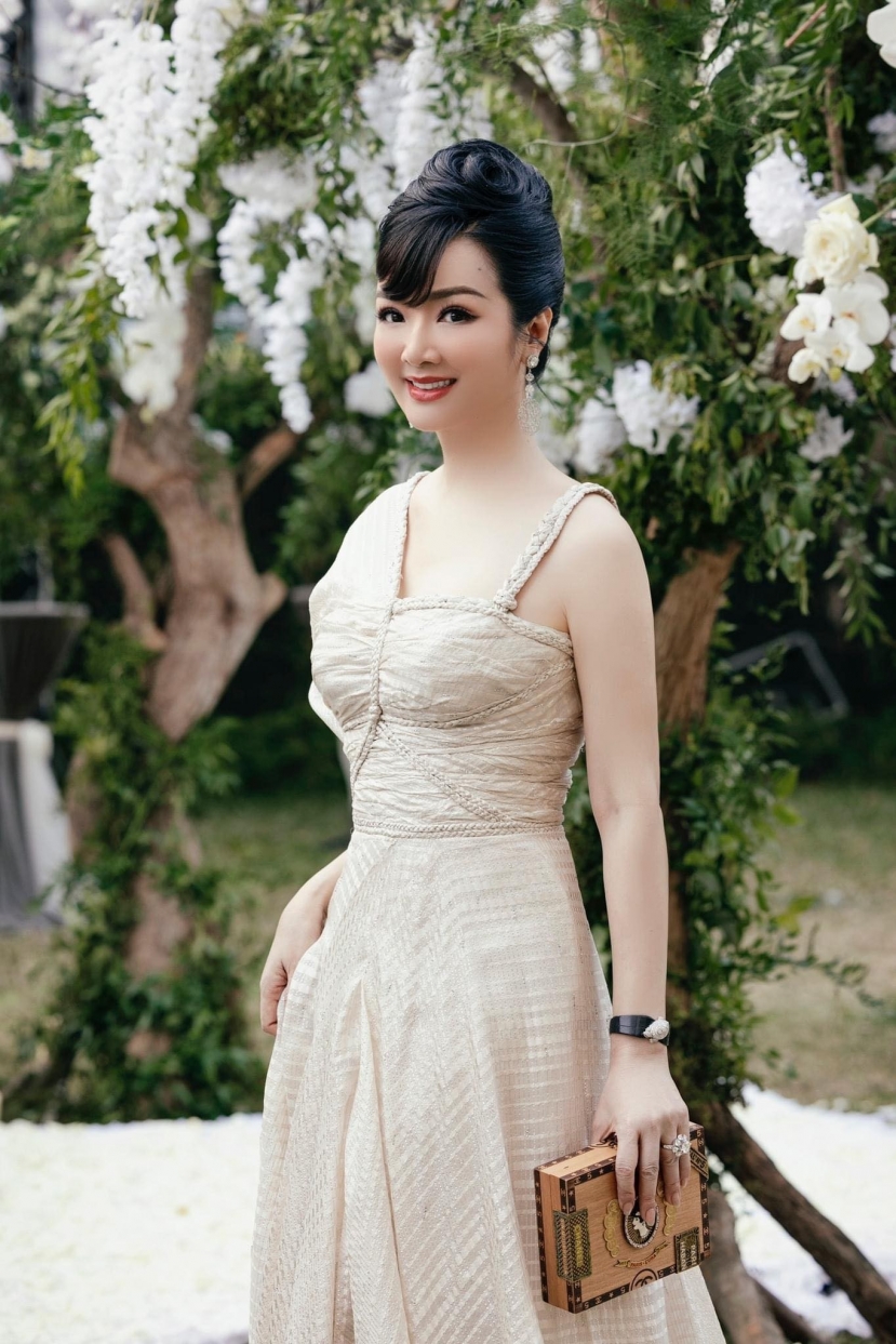 ‘Rớt hố u mê’ với nhan sắc trẻ trung không tuổi của Hoa hậu Đền Hùng Giáng My - Ảnh 3 ‘Rớt hố u mê’ với nhan sắc trẻ trung không tuổi của Hoa hậu Đền Hùng Giáng My - Ảnh 3