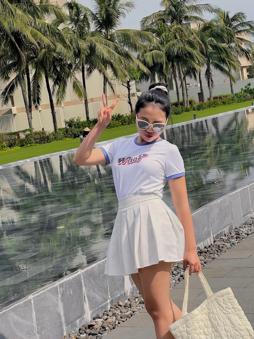 Dù thay đổi phong cách ăn mặc nhưng Phương Mỹ Chi vẫn một mực giữ lai mái tóc đen dài của mình. Ảnh: Internet Dù thay đổi phong cách ăn mặc nhưng Phương Mỹ Chi vẫn một mực giữ lai mái tóc đen dài của mình. Ảnh: Internet