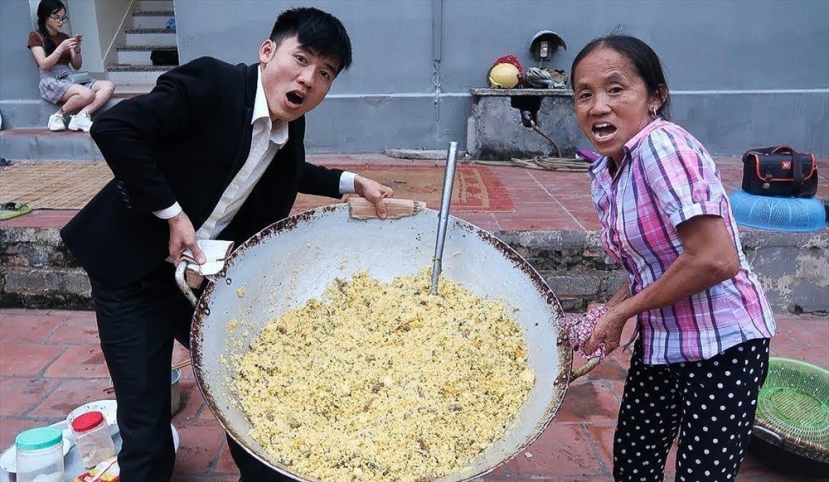 Sự thật về chuyện Bà Tân Vlog hết thời, phải đi ăn xin để câu like: CĐM ngán ngẩm! - Ảnh 2 Sự thật về chuyện Bà Tân Vlog hết thời, phải đi ăn xin để câu like: CĐM ngán ngẩm! - Ảnh 2