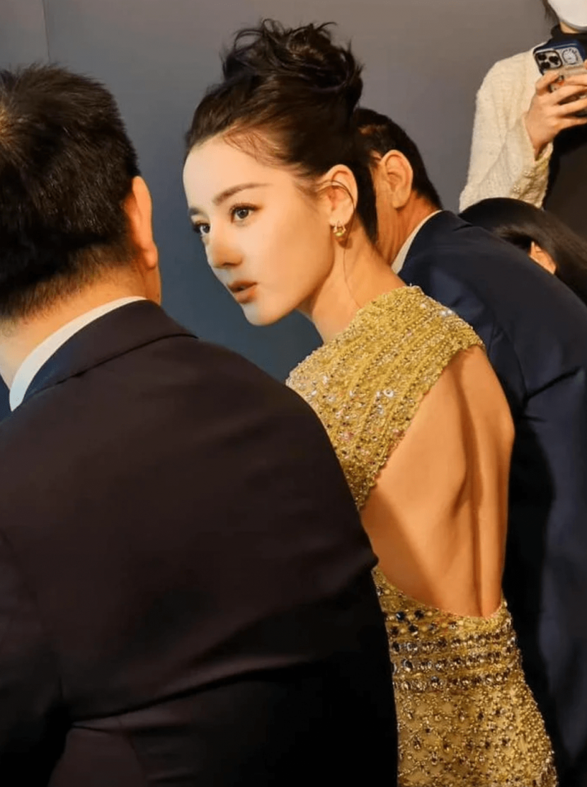 Địch Lệ Nhiệt Ba bị Dương Tử lấn lướt, nhan sắc có còn là mỹ nhân Tân Cương? - Ảnh 2 Địch Lệ Nhiệt Ba bị Dương Tử lấn lướt, nhan sắc có còn là mỹ nhân Tân Cương? - Ảnh 2