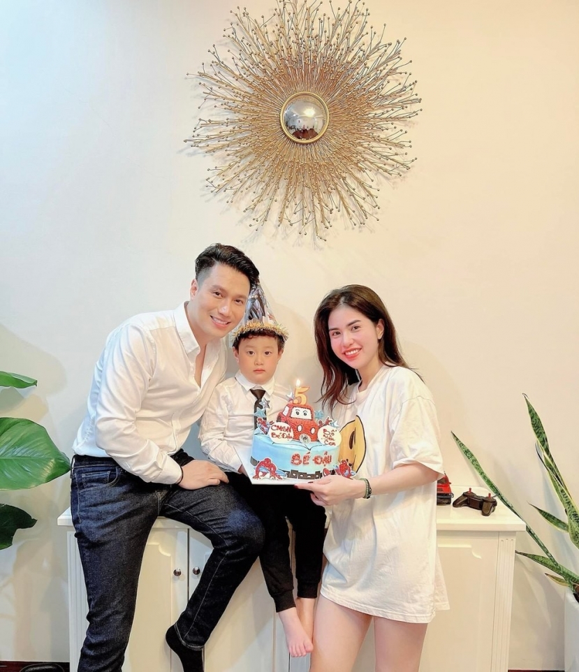 Việt Anh và vợ cũ thứ 2 có với nhau một cậu quý tử. Ảnh: Internet Việt Anh và vợ cũ thứ 2 có với nhau một cậu quý tử. Ảnh: Internet