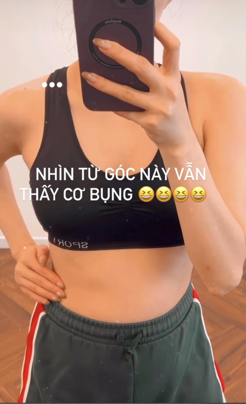 Minh Hằng xả ảnh khoe vòng eo thon gọn có cơ bụng dù đang ở tháng thứ 4 của thai kỳ. Ảnh: Instagram Minh Hằng xả ảnh khoe vòng eo thon gọn có cơ bụng dù đang ở tháng thứ 4 của thai kỳ. Ảnh: Instagram