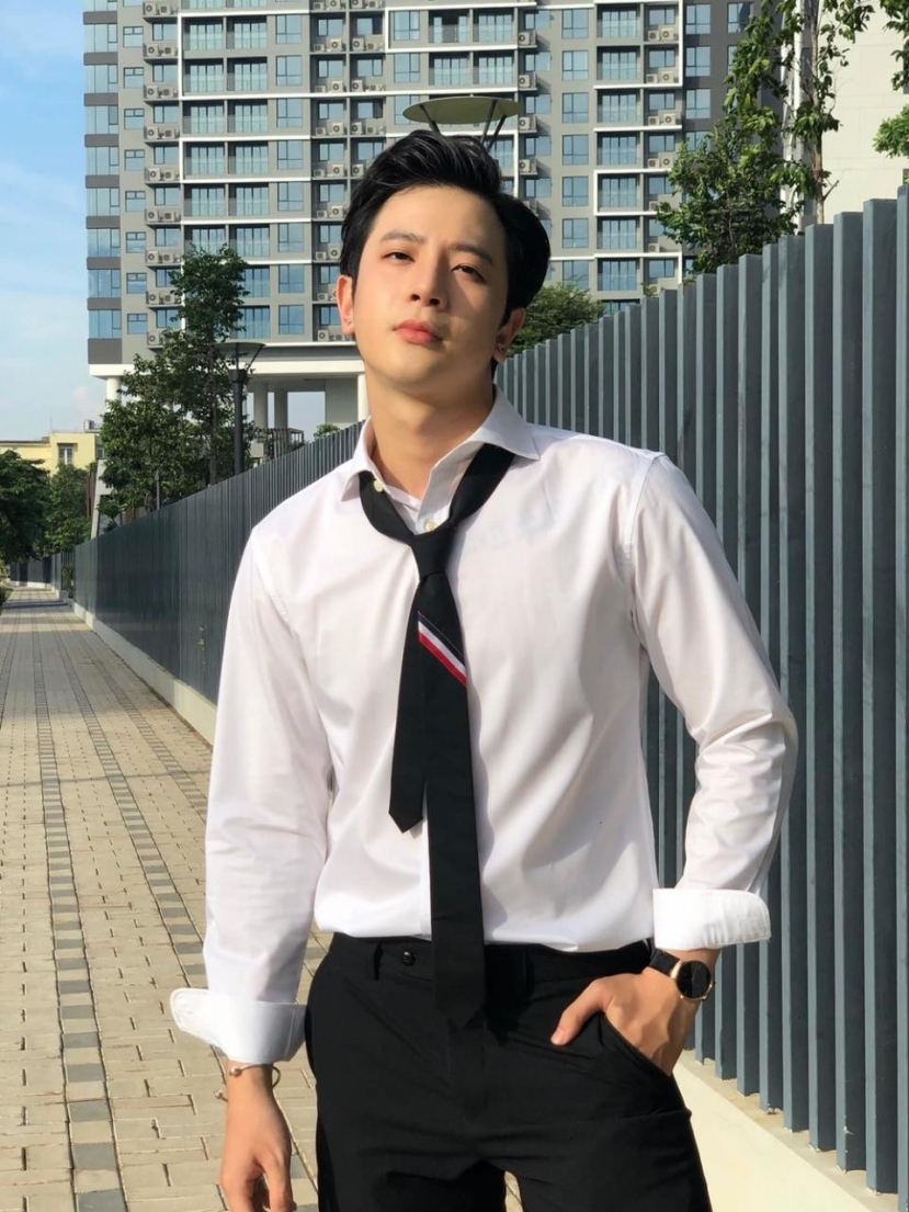 Phí Ngọc Hưng bất ngờ lên tiếng giữa ồn ào bị một cô gái lạ kéo áo thân thiết - Ảnh 2 Phí Ngọc Hưng bất ngờ lên tiếng giữa ồn ào bị một cô gái lạ kéo áo thân thiết - Ảnh 2