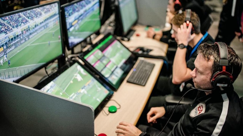VAR đang mắc nhiều lỗi ngớ ngẩn trong thời gian gần đây. Ảnh: Internet VAR đang mắc nhiều lỗi ngớ ngẩn trong thời gian gần đây. Ảnh: Internet