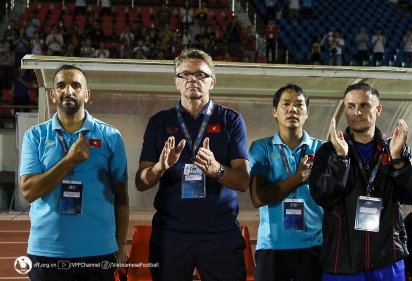 HLV Philippe Troussier và các cộng sự trong BHL trong lần dẫn dắt ĐT U19 Việt Nam thi đấu Vòng loại U19 châu Á 2020. Ảnh: VFF HLV Philippe Troussier và các cộng sự trong BHL trong lần dẫn dắt ĐT U19 Việt Nam thi đấu Vòng loại U19 châu Á 2020. Ảnh: VFF
