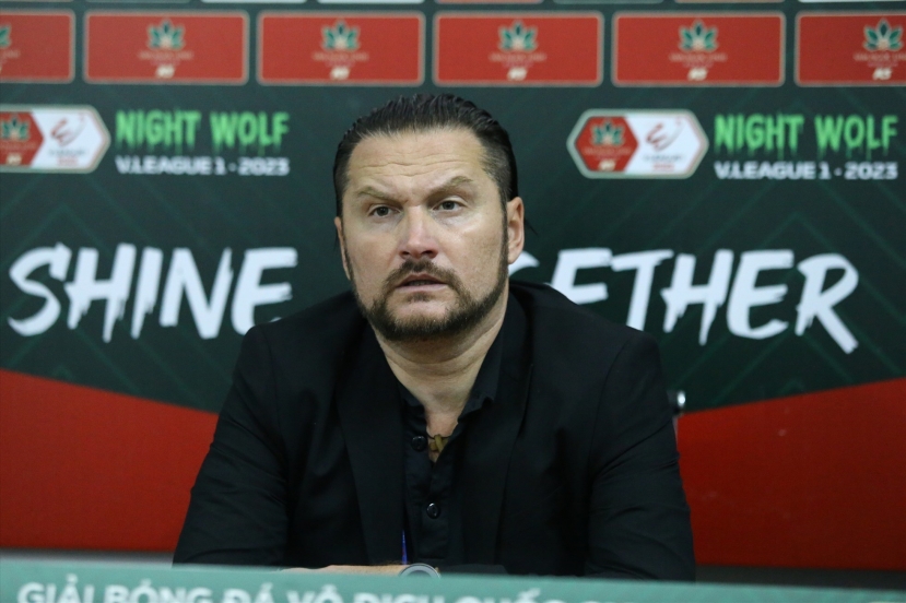 HLV đầy cá tính của CLB Thanh Hóa không hài lòng việc V.League nghỉ quá dài chỉ để nhường chỗ cho các cầu thủ trẻ lên tuyển tập trung. Ảnh: Lao động HLV đầy cá tính của CLB Thanh Hóa không hài lòng việc V.League nghỉ quá dài chỉ để nhường chỗ cho các cầu thủ trẻ lên tuyển tập trung. Ảnh: Lao động