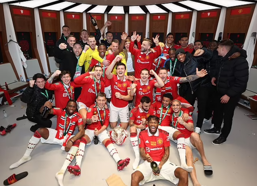 Man United nâng cup lần đầu sau 2.104 ngày. Man United nâng cup lần đầu sau 2.104 ngày.