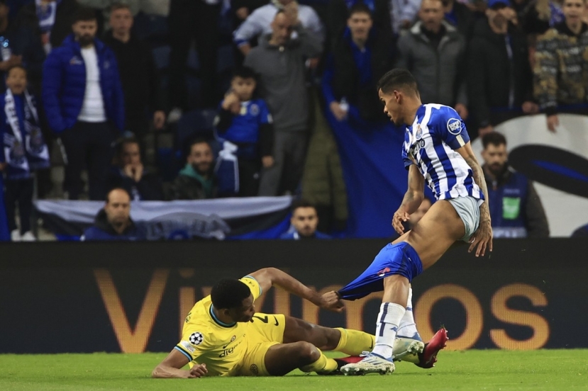 Sự cố ở Champions League vào rạng sáng nay, Dumfries kéo tụt quần Galeno trong một tình huống tranh chấp quyết liệt. Ảnh: Getty Sự cố ở Champions League vào rạng sáng nay, Dumfries kéo tụt quần Galeno trong một tình huống tranh chấp quyết liệt. Ảnh: Getty