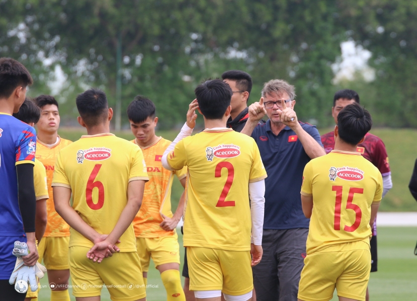 HLV Troussier khích lệ các học trò đừng quan tâm đến kết quả. HLV Troussier khích lệ các học trò đừng quan tâm đến kết quả.