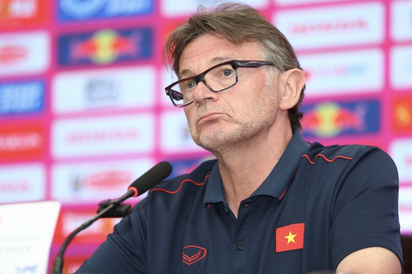 HLV Troussier bình thản trước bảng đấu của Việt Nam ở SEA Games 32. Ảnh: Thanh Niên HLV Troussier bình thản trước bảng đấu của Việt Nam ở SEA Games 32. Ảnh: Thanh Niên